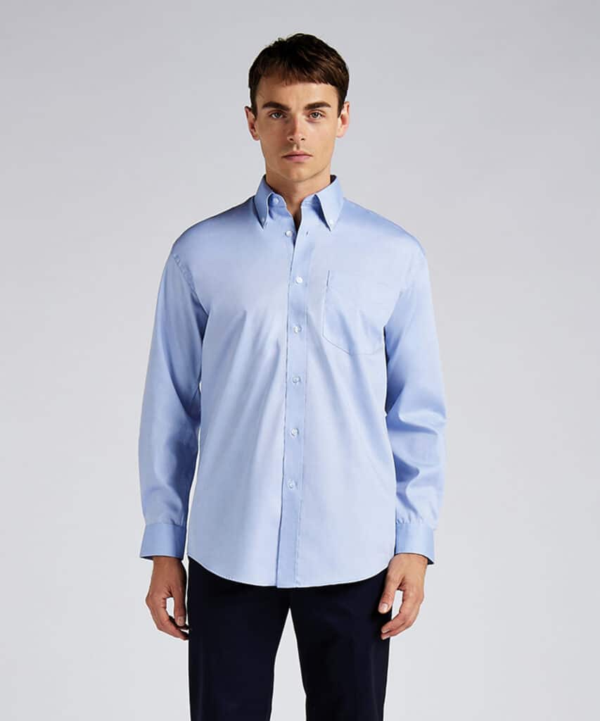 Camisa Oxford para caballero, elegante y resistente, ideal para uso empresarial o casual gracias a su diseño clásico y versátil.